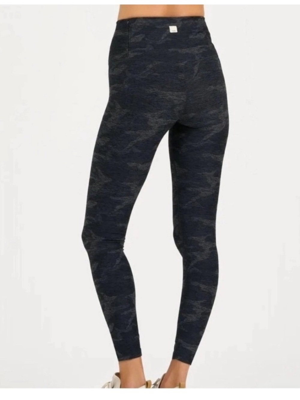 Vuori Women’s Clean Black Camo Elevation Leggings Medium